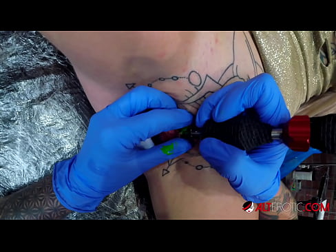 ❤️ Extreem getatoeëerde hottie Sully Savage kreeg een tatoeage op haar clitoris ️❌ Quality porn at us nl.eggporncomics.ru ❌
